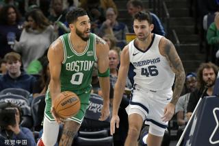 双方球员在 双方球员在